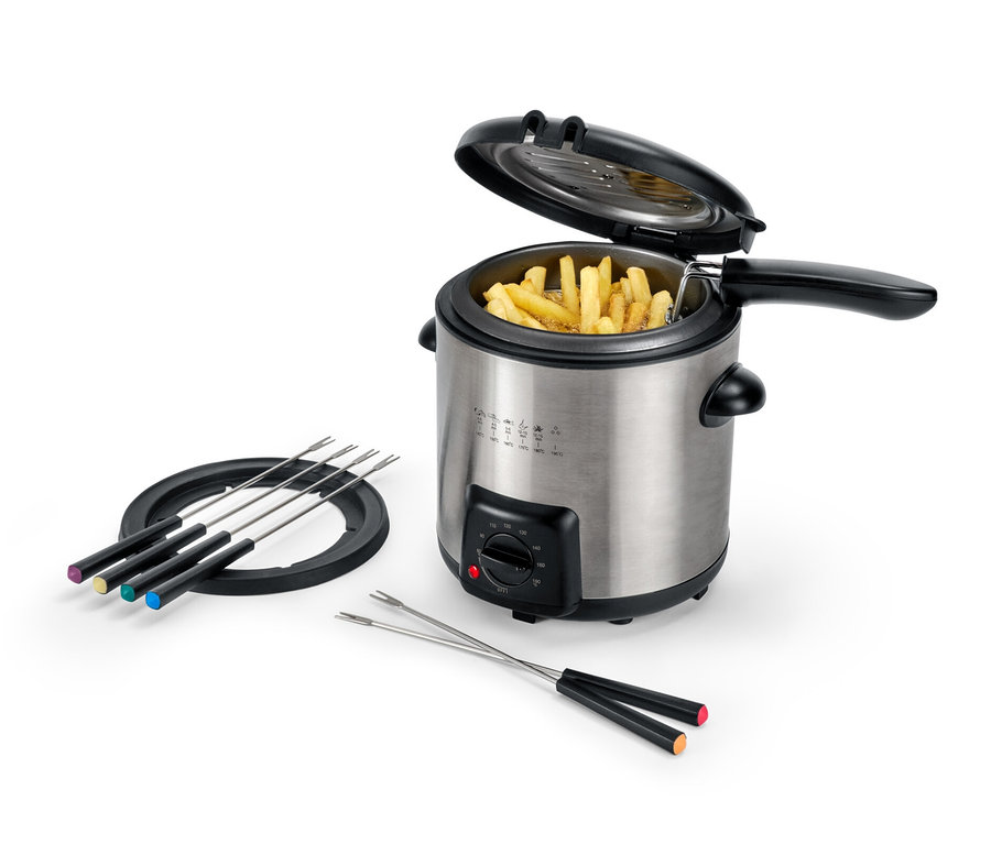 Mini fritéza a fondue s hranolkami a vidličkami.