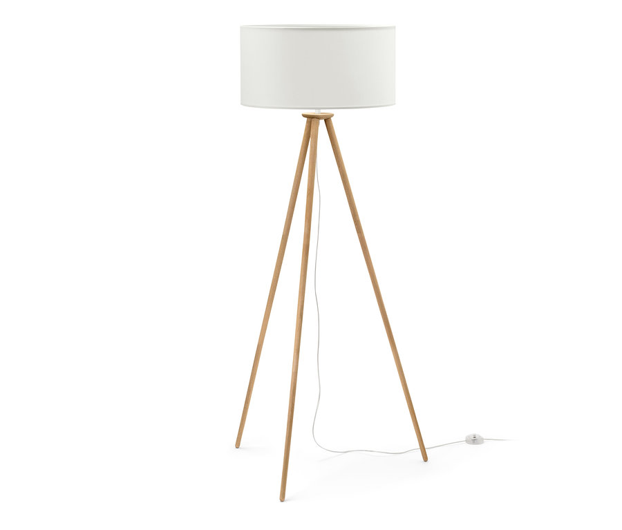 Stojacia lampa na troch nohách z dreva s bielym tienidlom.