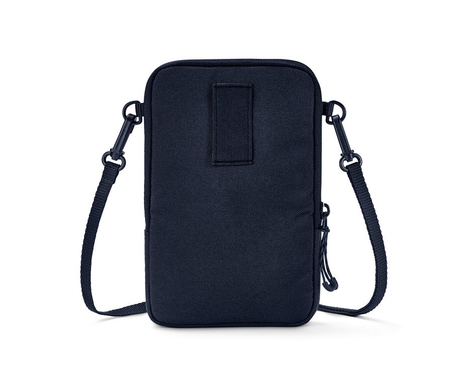 Detail modrej tašky na rameno.