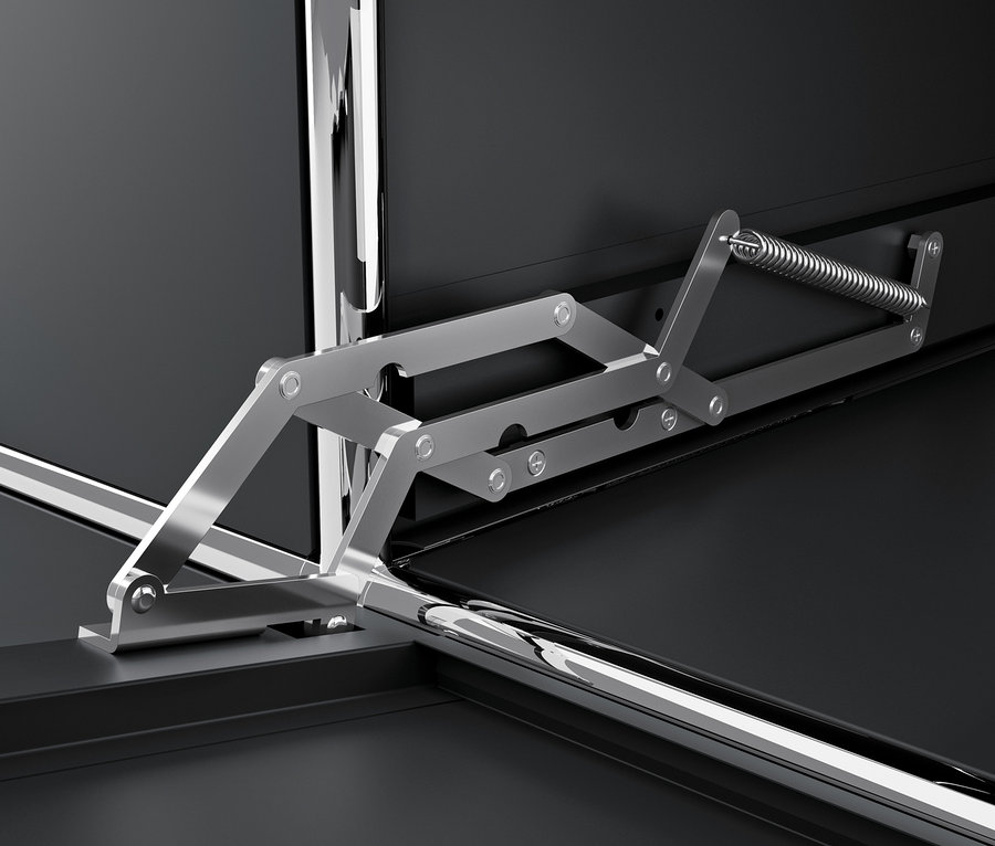 Detail čierneho kovového nábytku CN3 s chrómovaným otváracím mechanizmom.