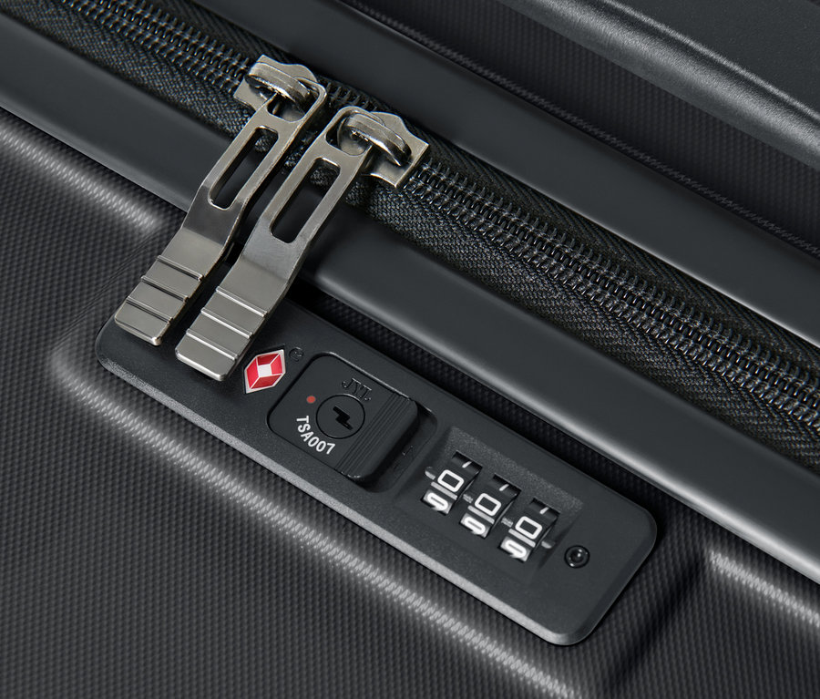 Detail veľkého kufra s tvrdou škrupinou s kombinačným zámkom TSA.