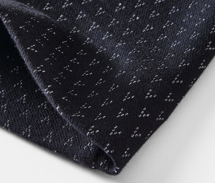 Detailný záber na trblietavú žakárovú sukňu.