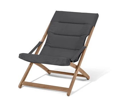 Antracitové skladacie relaxačné kreslo s dreveným rámom.
