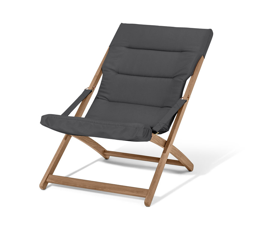 Antracitové skladacie relaxačné kreslo s dreveným rámom.