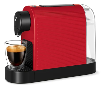 Červený kávovar Cafissimo pure+ s šálkou kávy.