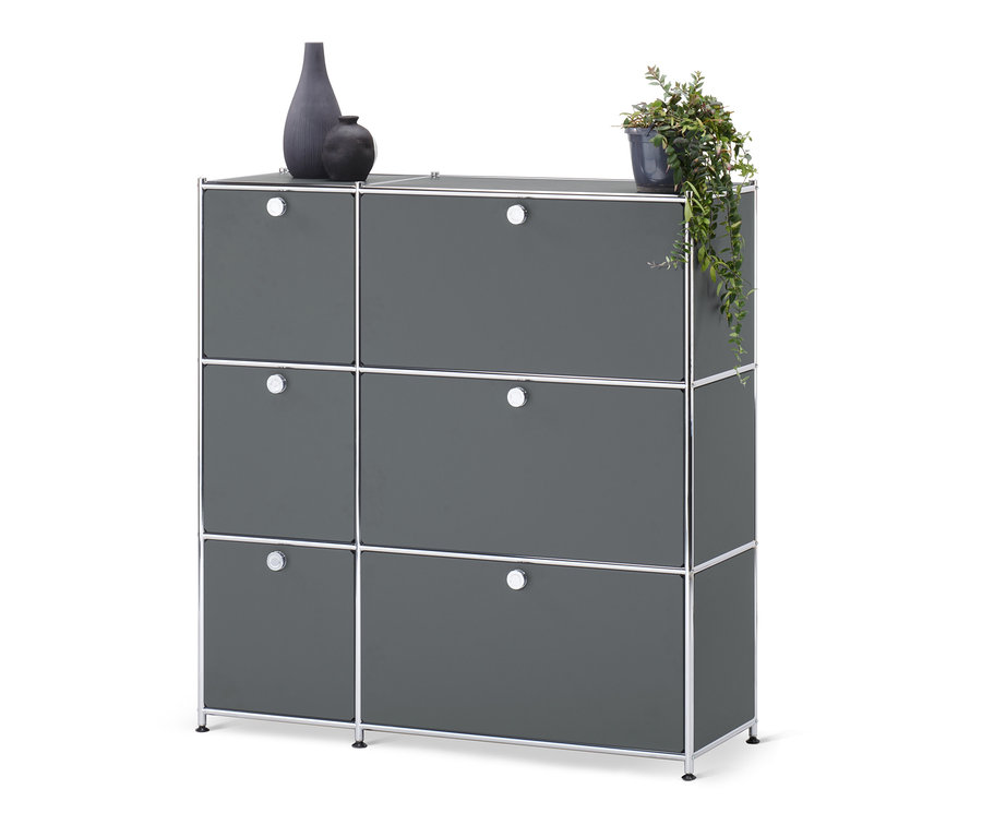 Sivá komoda »CN3« so 6 výklopnými dvierkami.
