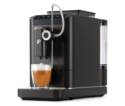 Automatický kávovar »Esperto 2 Milk« Granite Black s šálkou kávy.
