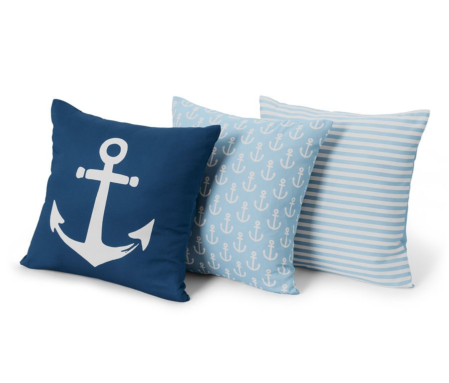 Tri obliečky na dekoračné vankúše, cca 50 x 50 cm. Jedna tmavomodrá s bielou kotvou, jedna svetlomodrá s potlačou kotvy a jedna s modrými a bielymi pruhmi.
