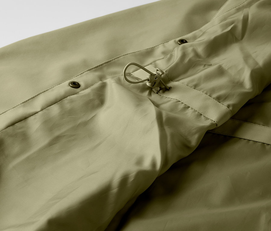 Detail khaki pršiplášťa s gombíkmi a sťahovacou šnúrkou.