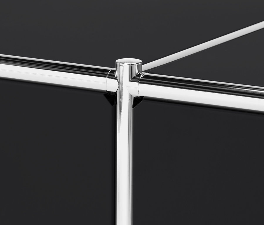 Detailný záber na čiernu skrinku CN3 s chrómovaným rámom.