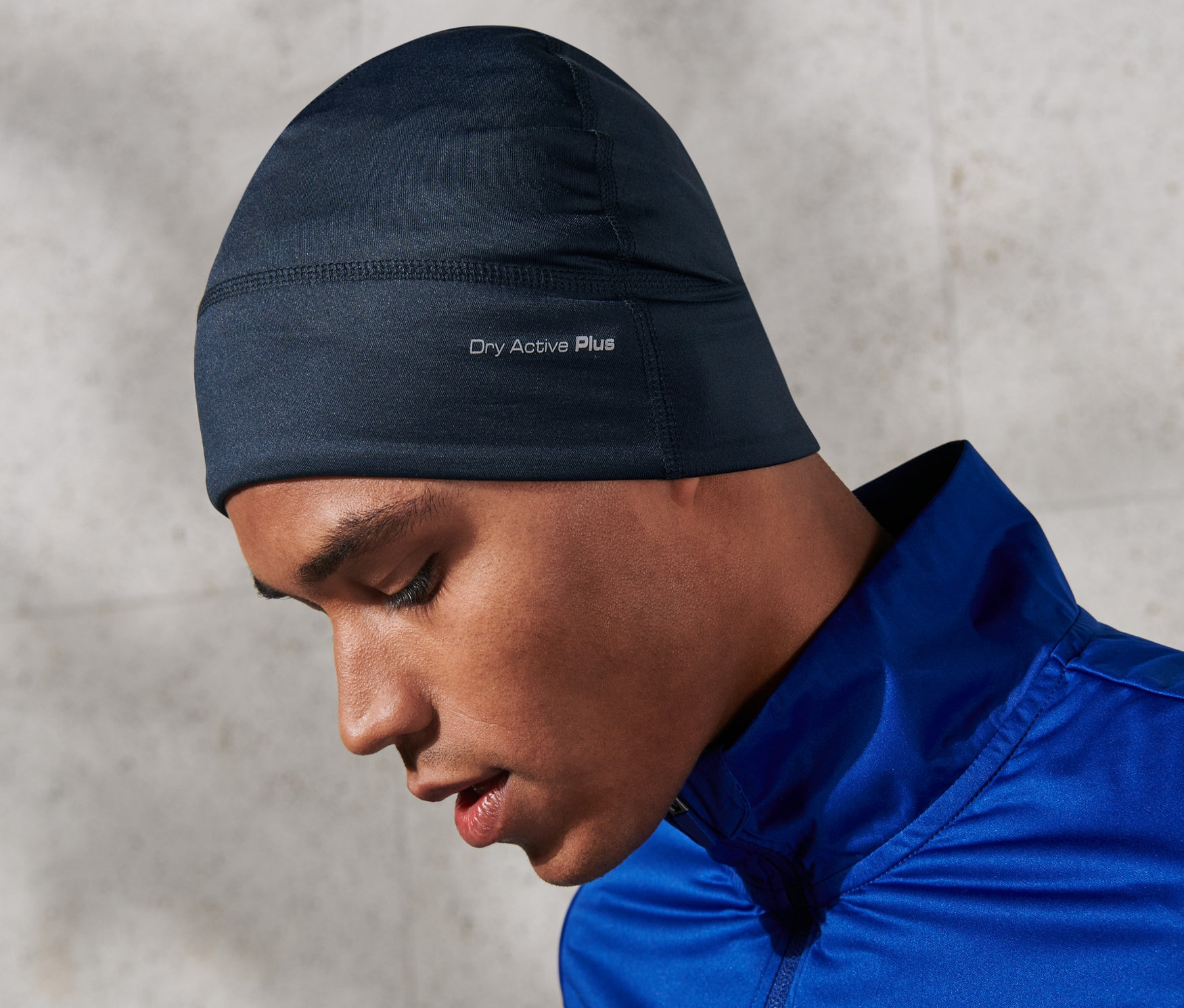 Muž má na sebe funkčnú čiapku a modrú bundu.