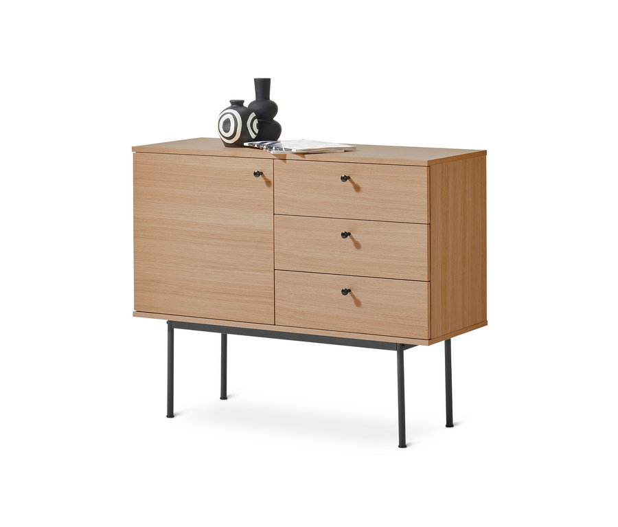 Konzolový stolík »Finnsbo« so zásuvkami. Na ňom stoja dve vázy a leží list papiera.