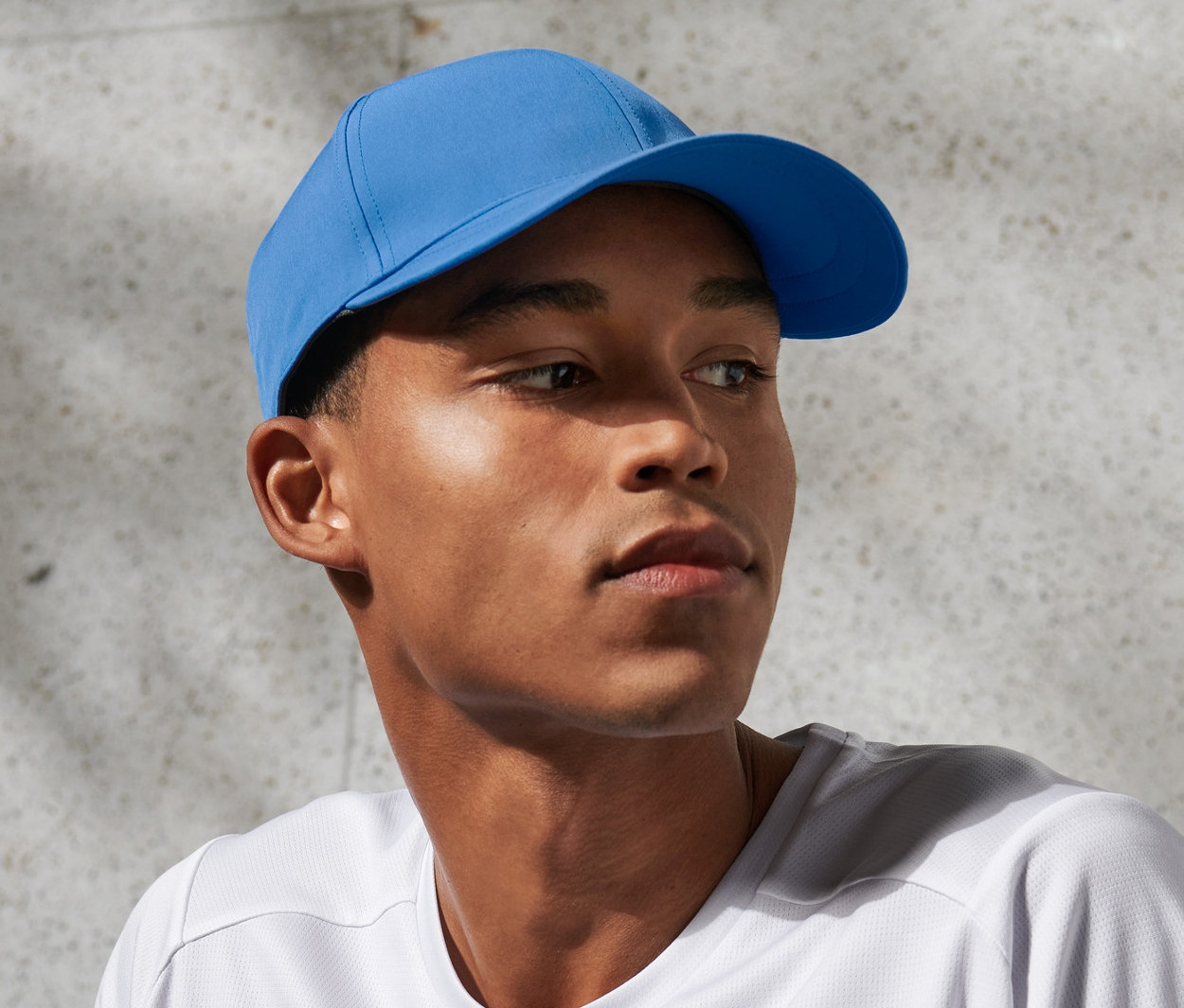 Muž má na sebe športovú šiltovku.