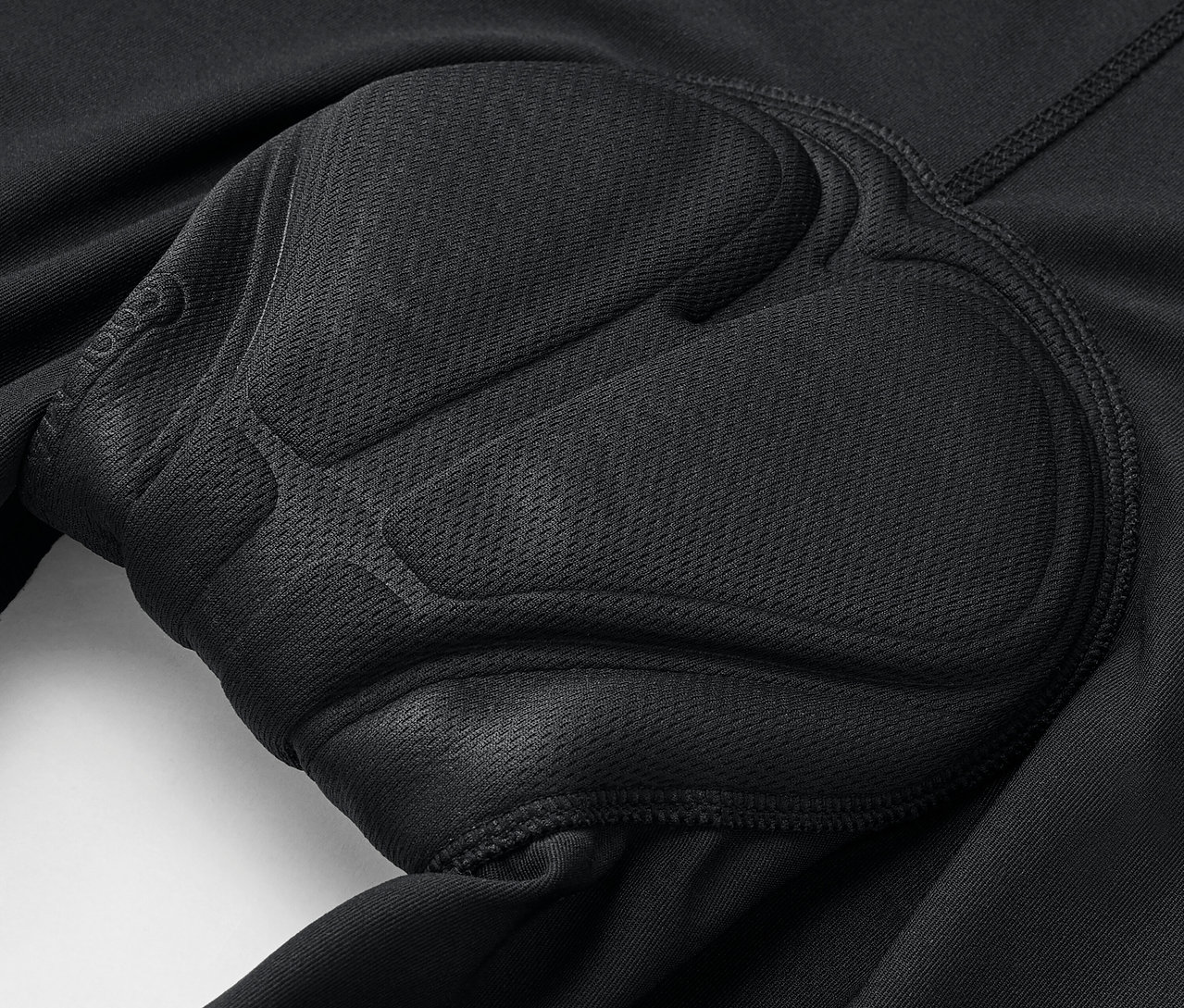 Detailný záber na čierne cyklistické nohavice s polstrovaním.