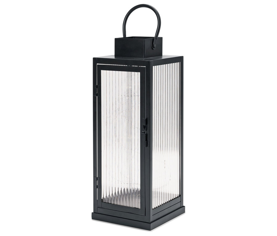 Čierna lampa so sklenenými panelmi so zvislým rebrovaním.