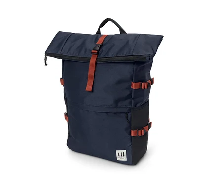 Tmavo modrý outdoorový ruksak s oranžovými popruhmi.