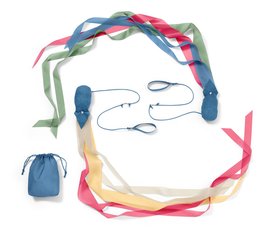 Dva kusy Hra Poi s farebnými stuhami a modrým obalom.