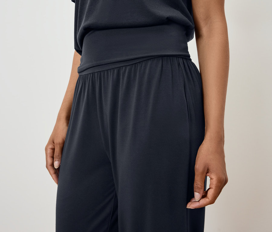 Žena má na sebe čierne pyžamo.