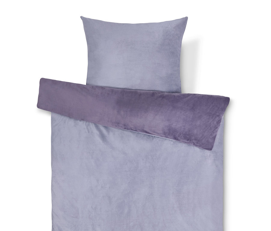 Svetlofialová posteľná bielizeň s vankúšom a paplónom, s tmavofialovou prikrývkou.
