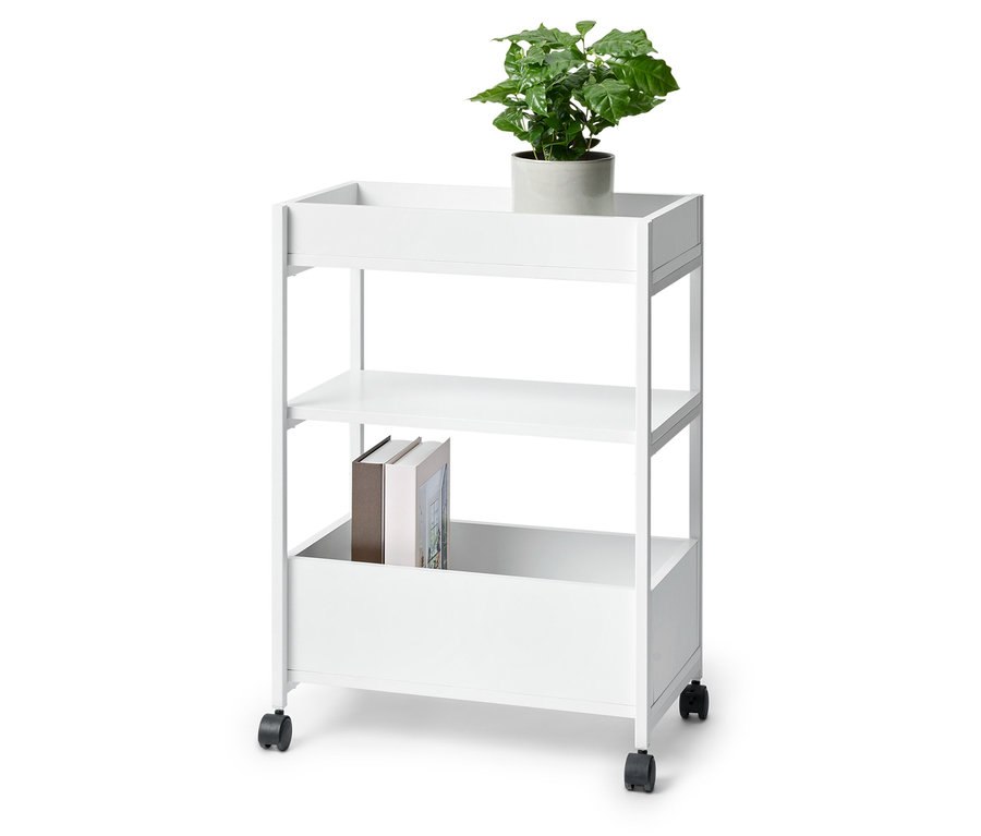 Trojposchodový biely vozík na kolieskach. Na hornej polici je zelená rastlina v sivom kvetináči, na strednej polici sú knihy.