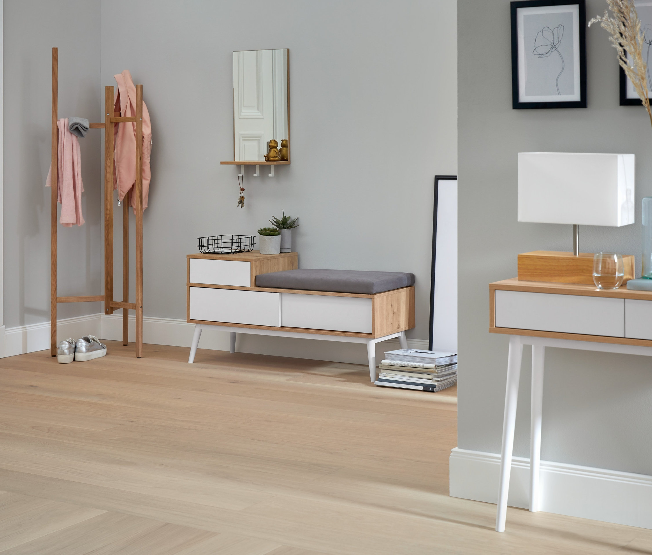 Vstupná hala s drevenou lavicou s úložným priestorom na topánky, zrkadlom s poličkou a háčikmi, dreveným vešiakom a stolnou lampou s dreveným podstavcom.