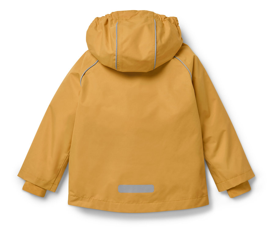 Pohľad zozadu na horčicovo žltú bundu s kapucňou a reflexnými detailmi.