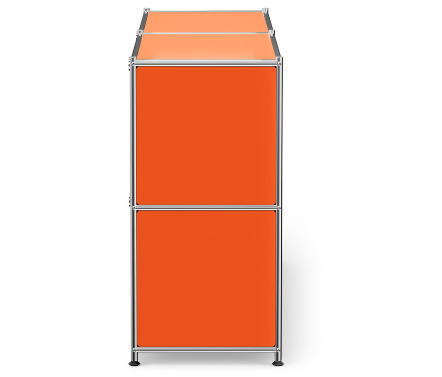 Oranžová skrinka so strieborným rámom.