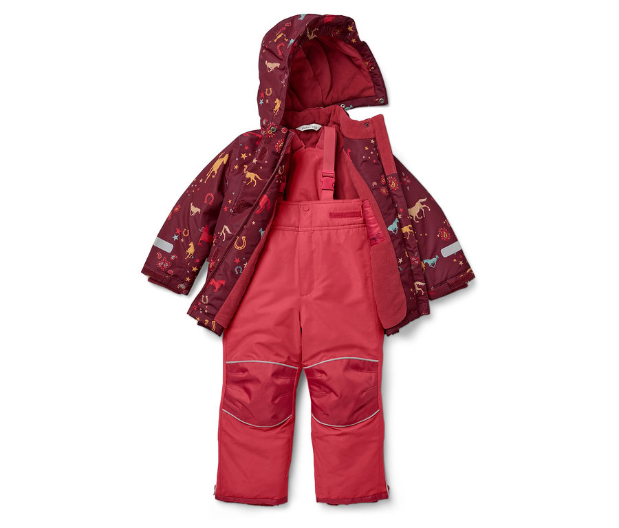 Vínová zimná bunda s kapucňou s potlačou koní a hviezd a ružové lyžiarske nohavice.