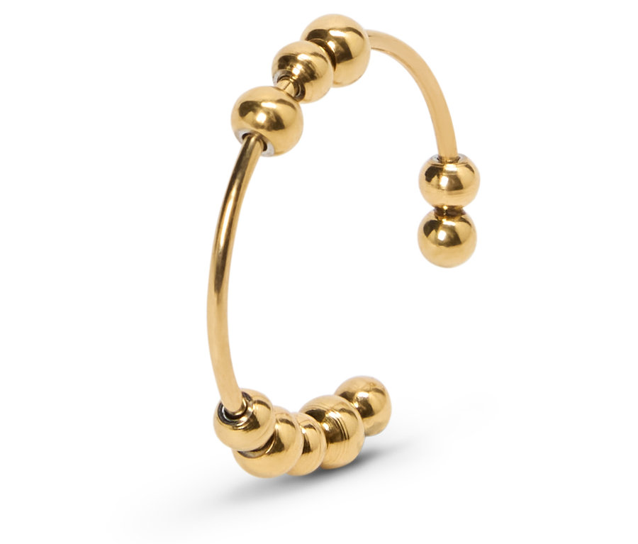 Detail zlatého nastaviteľného prsteňa s guľôčkami.