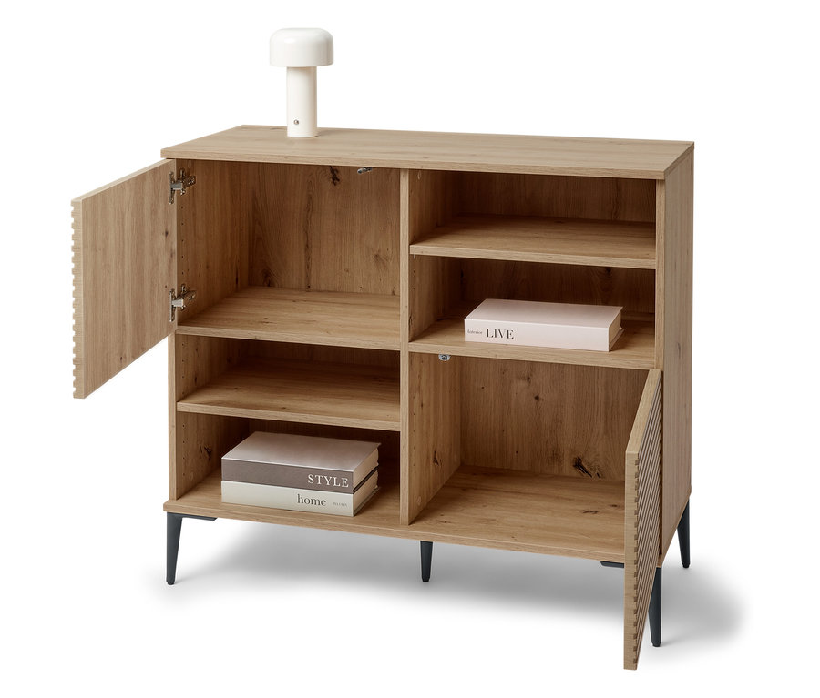 Otvorená drevená skrinka s policami a knihami vnútri a lampou hore.