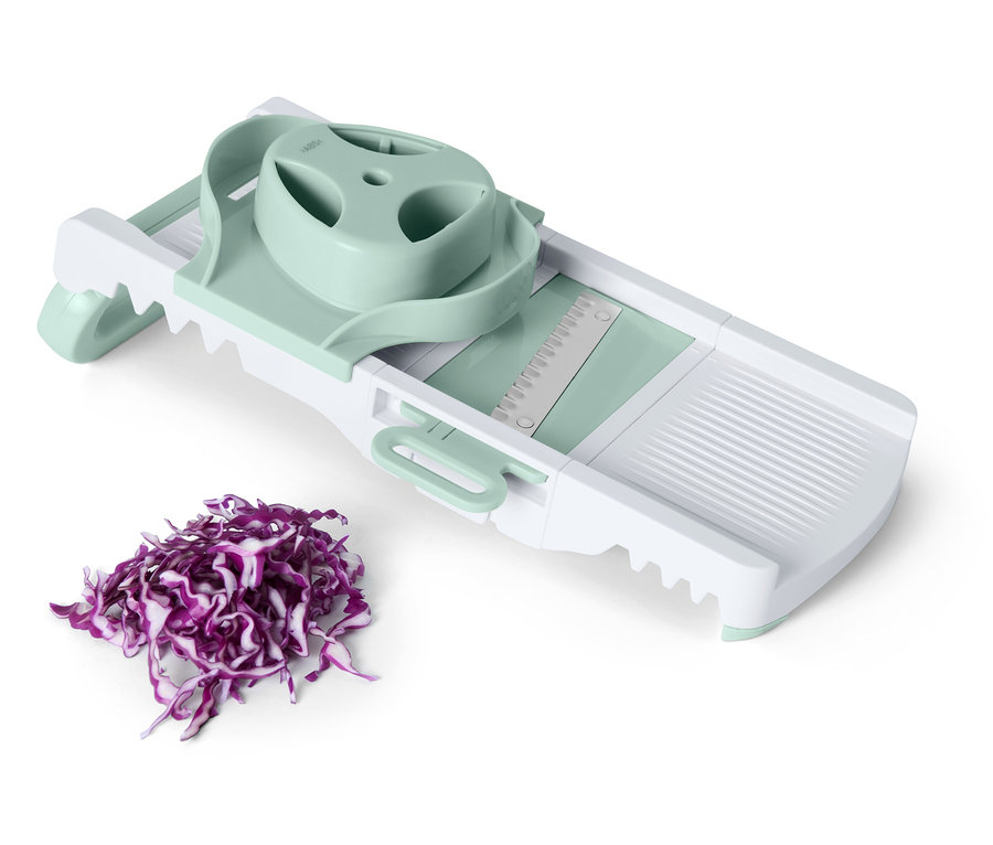 Strúhadlo na zeleninu s nakrájanou červenou kapustou.