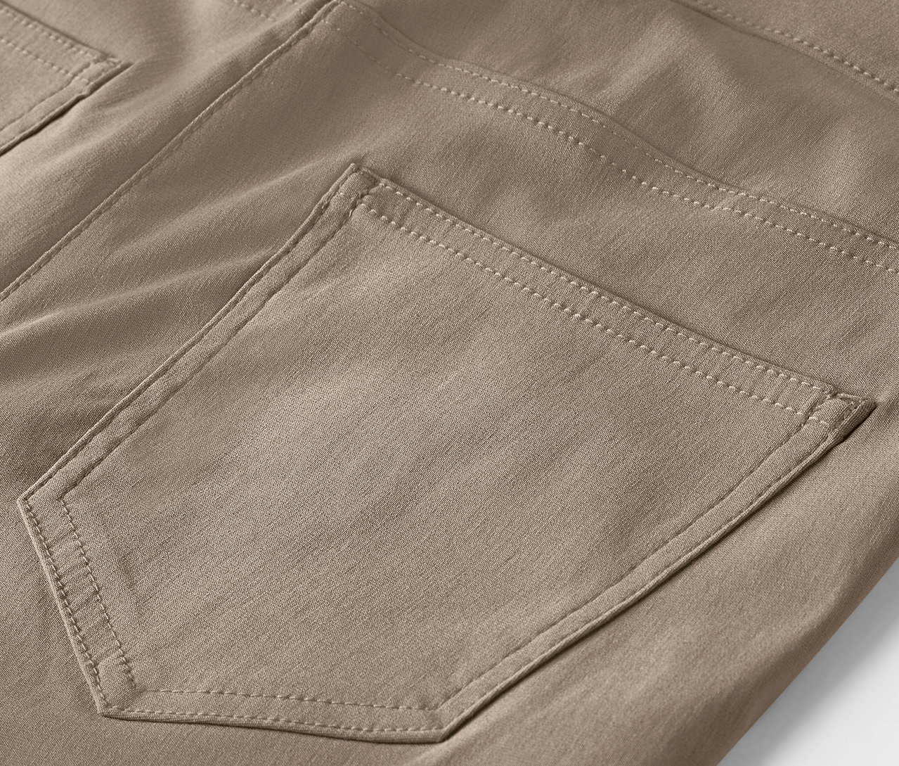 Detail hnedých nohavíc s vreckom.