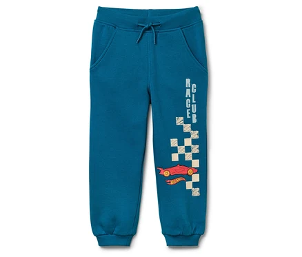 Modré tepláky s červeným pretekárskym autom a šachovnicovým motívom.