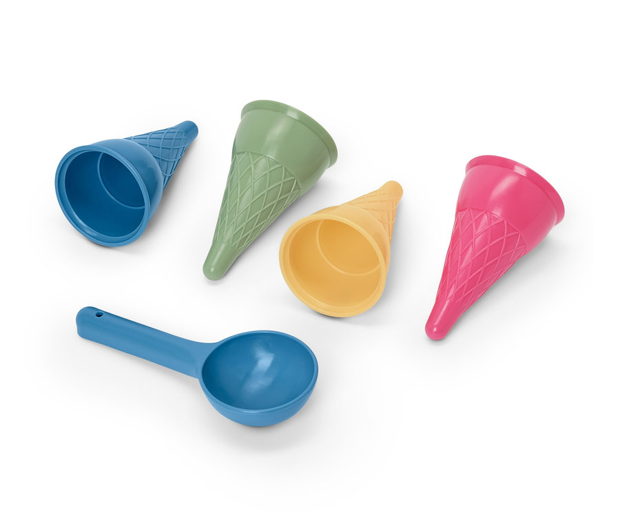 Štyri zmrzlinárske formičky do piesku a modrá lopatka.