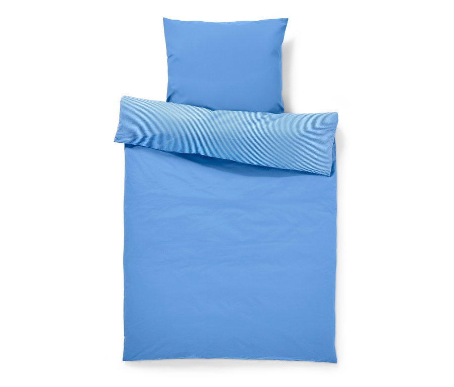 Modrá posteľná bielizeň z renforcé, štandardná veľkosť, s pruhovaným lemom a vankúšom.