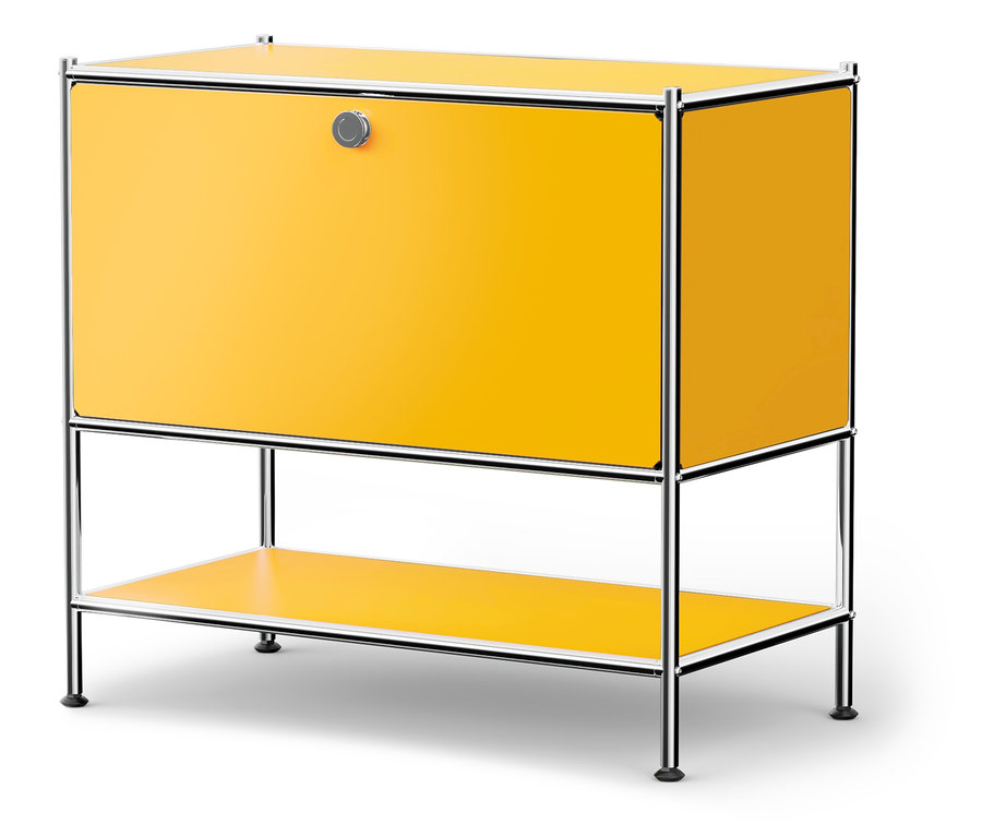 Žltá skrinka so strieborným rámom a dverami s okrúhlym gombíkom.