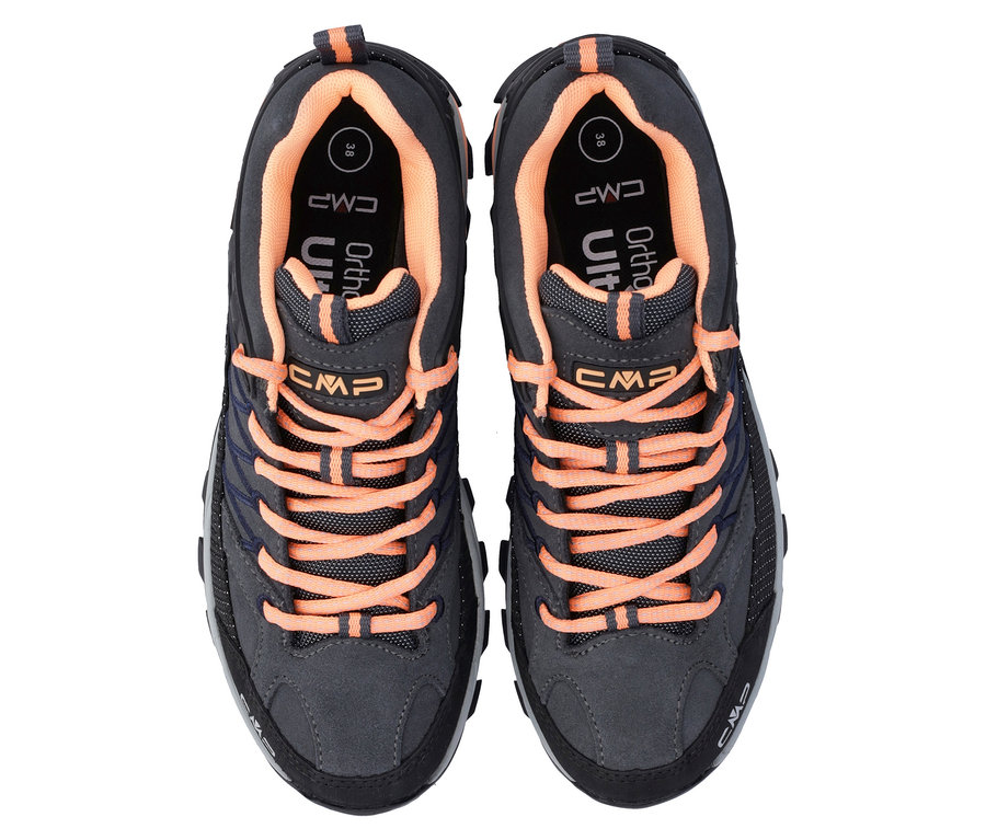 Pár sivých trekových topánok s oranžovými šnúrkami.