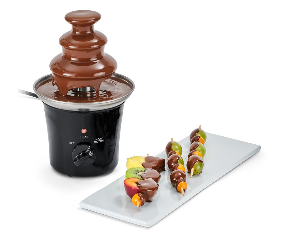 Čokoládová fontána s ovocnými špízmi.