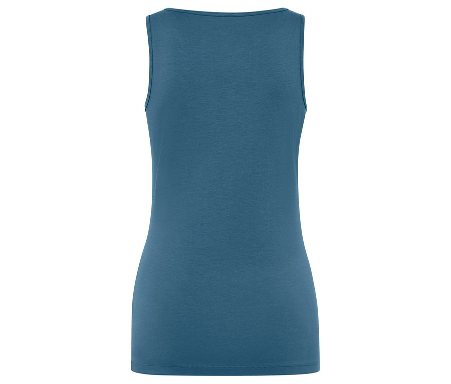 Modrý top bez rukávov.