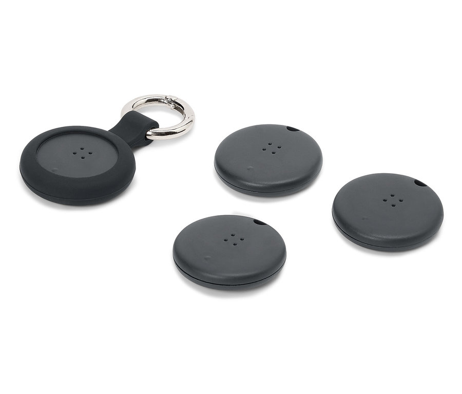 Štyri čierne lokalizačné prívesky, jeden s krúžkom na kľúče, na bielom pozadí.