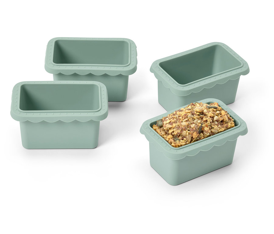 Štyri zelené silikónové formičky na ľad, jedna naplnená kockami ľadu.