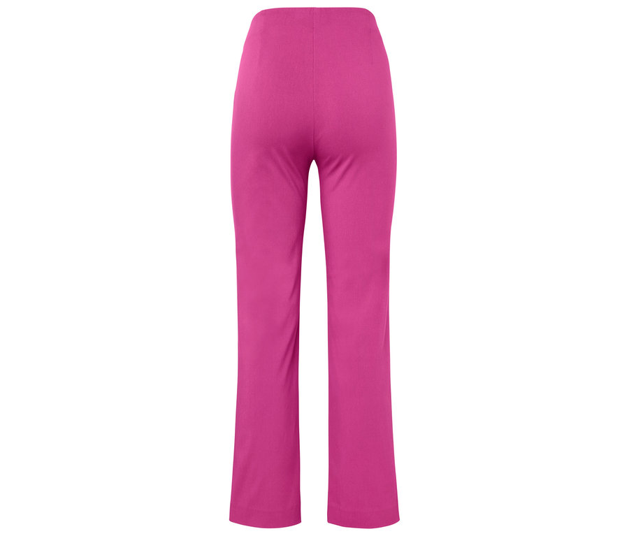 Zadný pohľad na ružové nohavice s vysokým pásom a rozšírenými nohavicami.