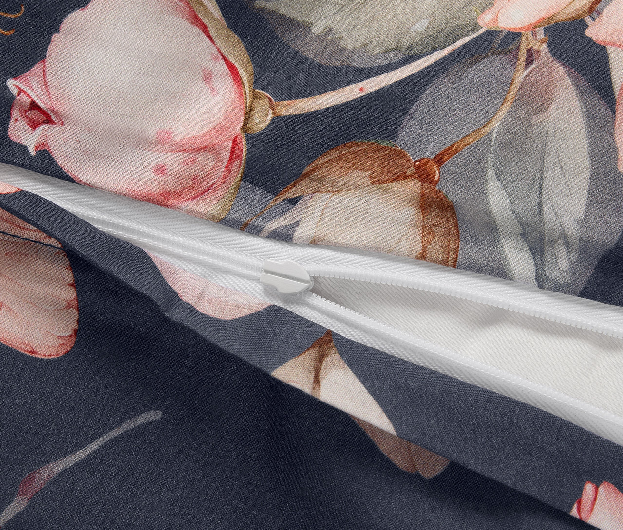 Detail štandardnej posteľnej bielizne renforcé s kvetinovým vzorom a zipsom.