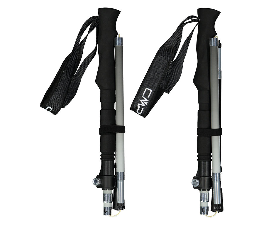 Dve čierne a sivé trekingové palice s nápisom CMP stoja vzpriamene na bielom pozadí.