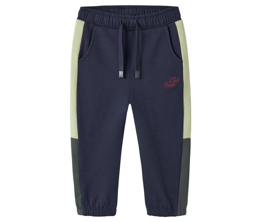 Námornícke modré tepláky NAME IT s farebným blokovaním ležia na bielom pozadí.