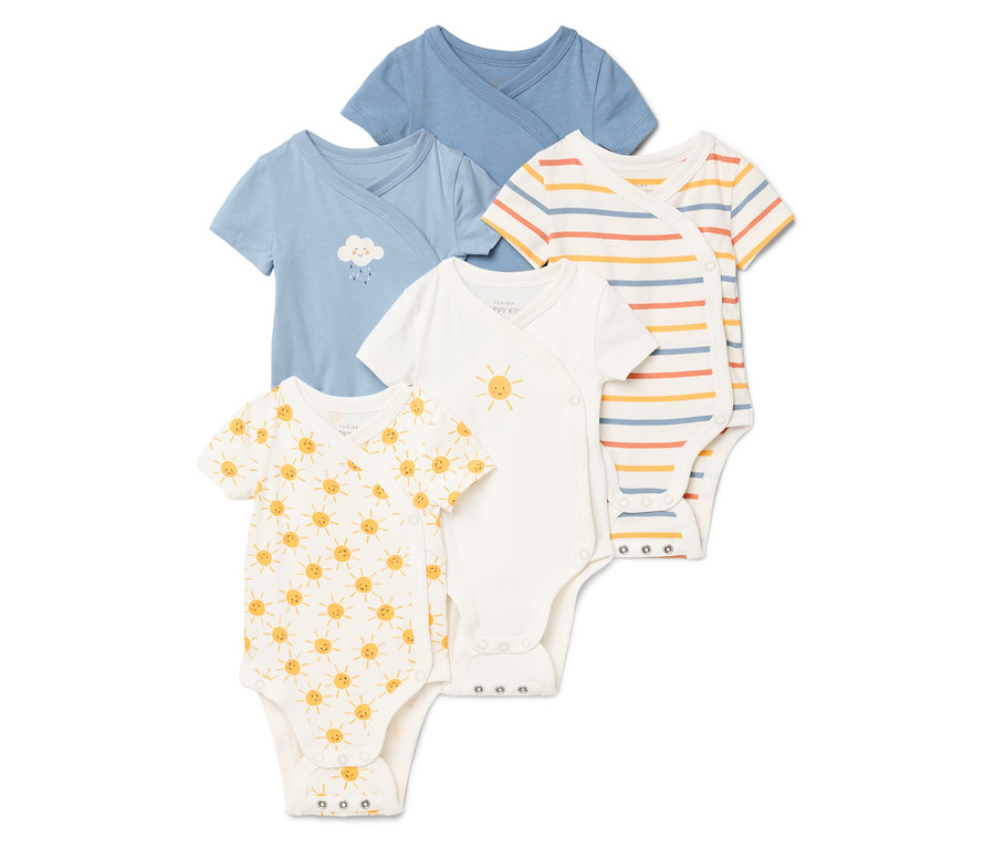 Päť dojčenských body s krátkym rukávom poukladaných na sebe, rôzne vzory: jednofarebné modré, modré s oblakom, pásikavé, biele so slnkom a biele so vzorom slnka.