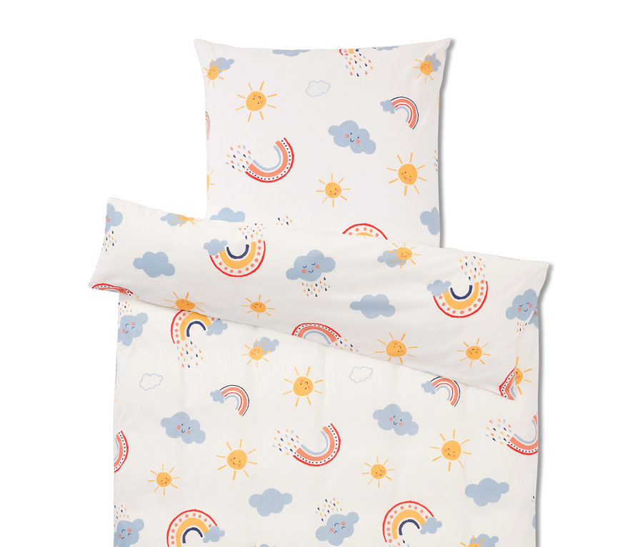 Súprava posteľnej bielizne s opakujúcim sa vzorom dúh, oblakov a sĺnk na bielom pozadí.