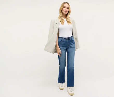 Žena má na sebe džínsy Angels »Lara City« Straight Fit, biele tričko, sako a tenisky.