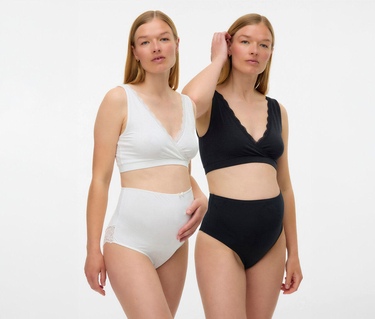 Dve ženy nosia tehotenskú podprsenku MAMALICIOUS »MLHELENA«, 2 ks, v čiernej a bielej farbe so zodpovedajúcimi nohavičkami s vysokým pásom.