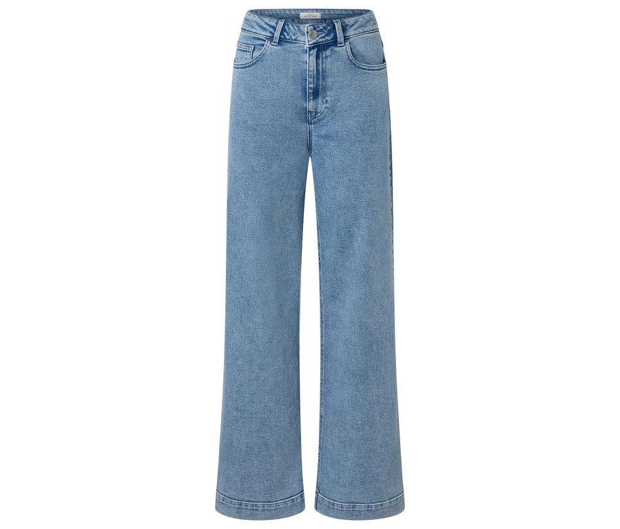 Svetlomodré džínsy so širokými nohavicami ležia na bielom pozadí.